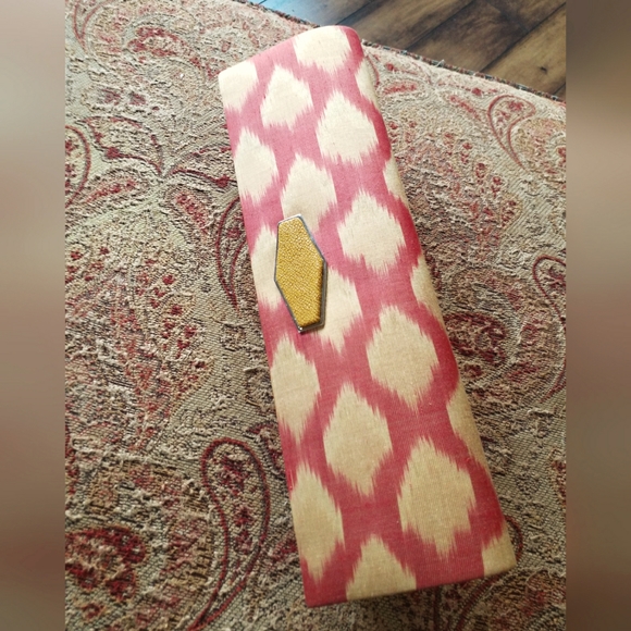 Gail DeLoach  ASIAPHILE Silk Clutch - Picture 15 of 16